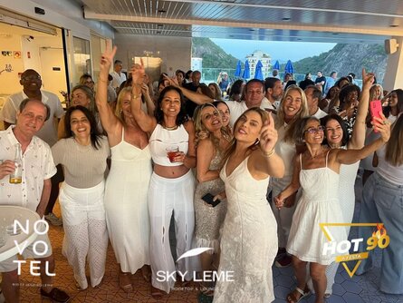 Baile do branco da hot 90 no rooftop do novotel leme. (foto do evento)