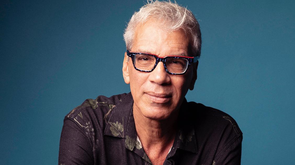 'tudo é som- como dizia hermeto'  resgatando o charme das grandes noites cariocas, o projeto tudo é som convida o cantor, compositor e instrumentista celso fonseca para conduzir uma noite com repertório moldado pelo improviso e pela química com seus convidados. (foto do evento)