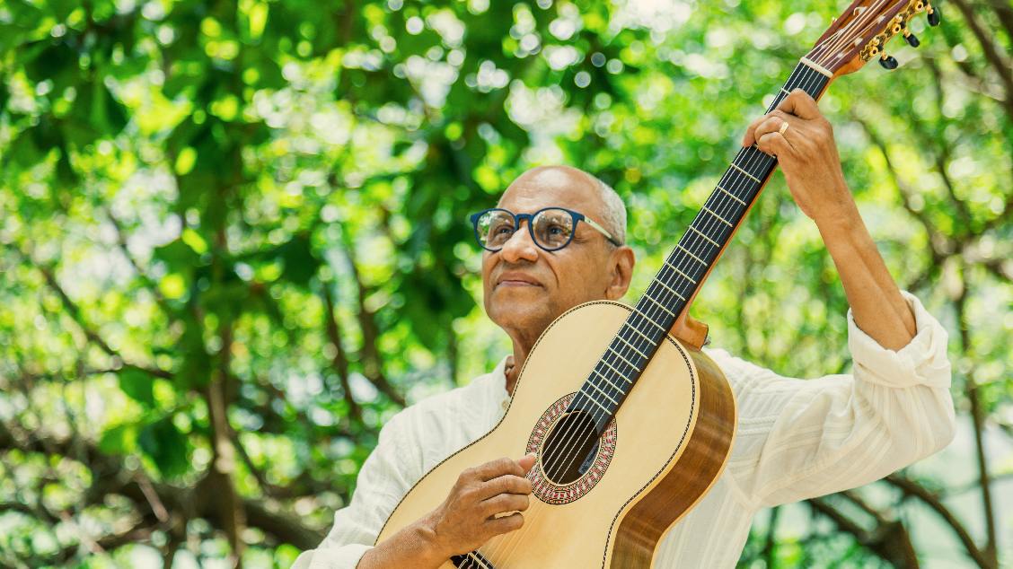 sexta plural apresenta kota, a cor da pele com cláudio jorge (foto do evento)