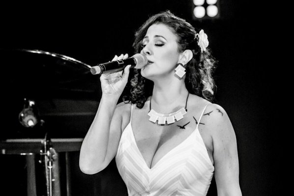Lu Oliveira no show "O Samba Dá Bossa" no La Vinicola Tijuca (foto do evento)